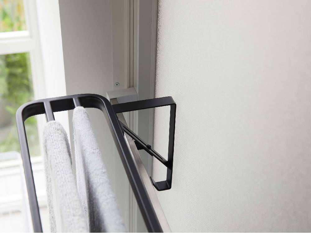 灰色のスチール製タワー式浴室扉用バスタオルハンガー。複数のハンガーフックと頑丈なハンドルが特徴的なメタルデザイン
