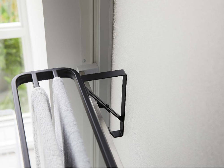 灰色のスチール製タワー式浴室扉用バスタオルハンガー。複数のハンガーフックと頑丈なハンドルが特徴的なメタルデザイン