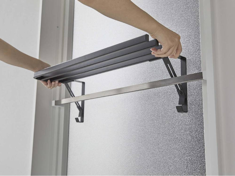 シルバーのアルミ製タワー型浴室扉タオル掛け上にバスタオルが掛けられた様子