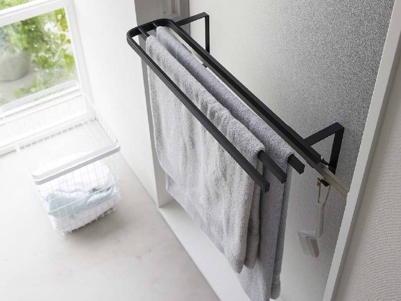 幅約57.5cmのスチール製浴室扉用タオルハンガーにバスタオルが掛かっている様子