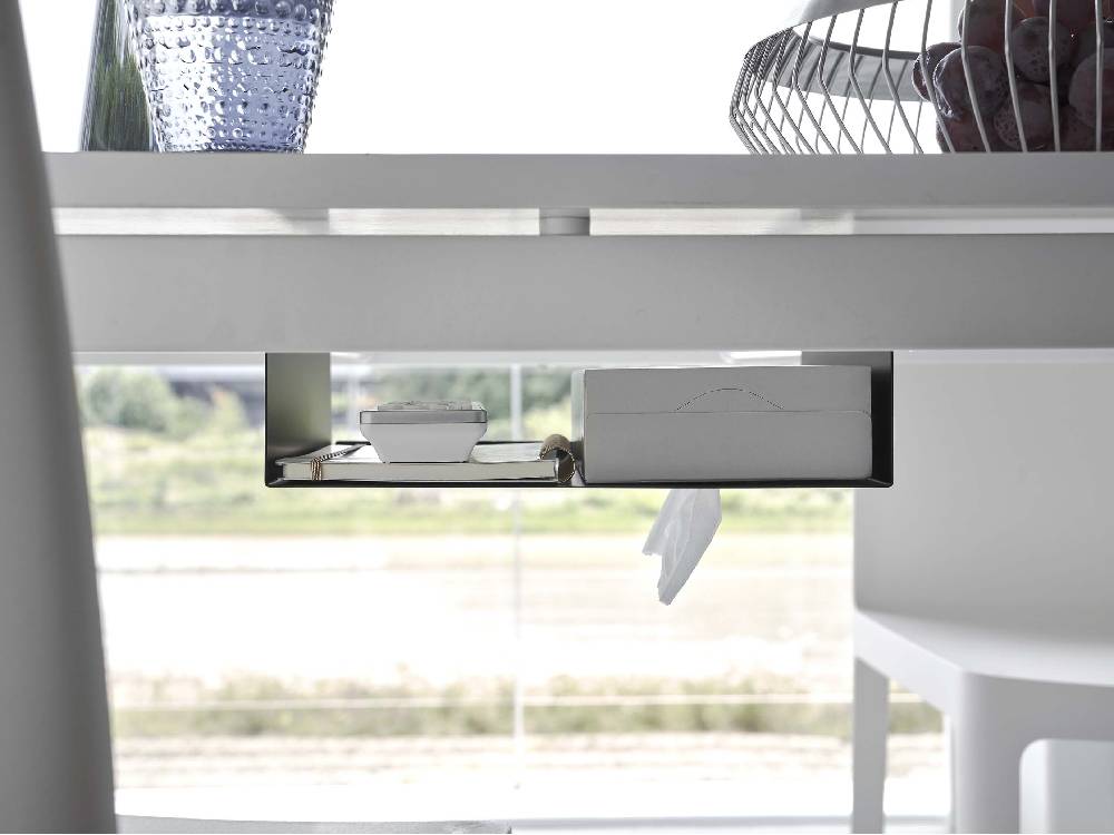 銀色のスチール製収納ラックがテーブル下に設置され、複数の棚で整理されています。