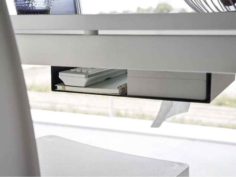 オフィスのテーブル下に設置されたシルバーのスチール製タワー型つっぱり棒収納ラック