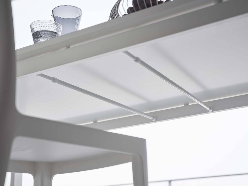 テーブル下に設置されたグレーとシルバーのスチール製タワー収納ラック