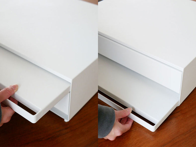 灰色のタワー型家具に複数の引き出しとスライドテーブルが組み込まれており、オフィスやキッチンで家電や用品を整理するのに適したデザイン。