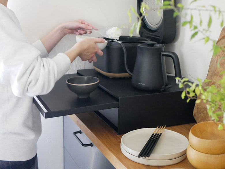 ツーウェイ キッチン家電下引き出しとスライドテーブルに調理家電や食器が整然と収納されたキッチンユニット