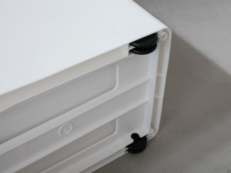 ライクイットのスリムストレージストッカーに並んだポリプロピレン製の引き出し