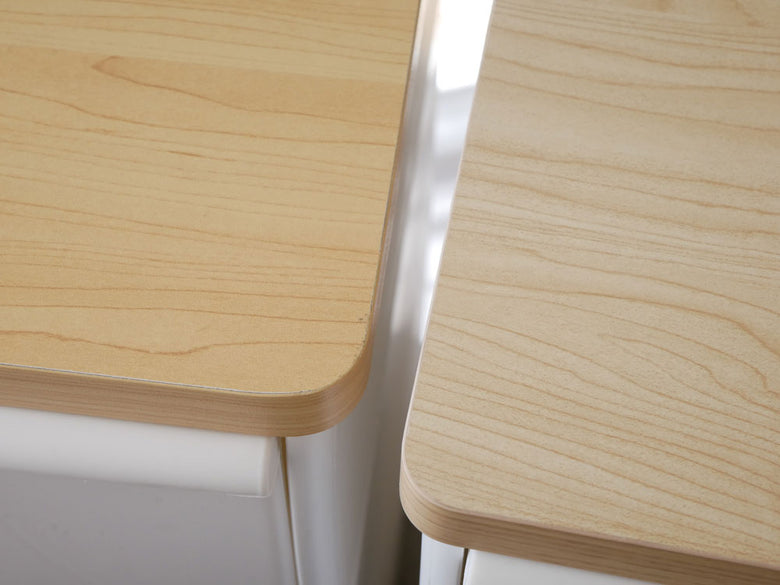 「like-it」ブランドの木製天板付きスリムストレージストッカー。狭いスペースに最適なキャビネットと引き出しが特徴