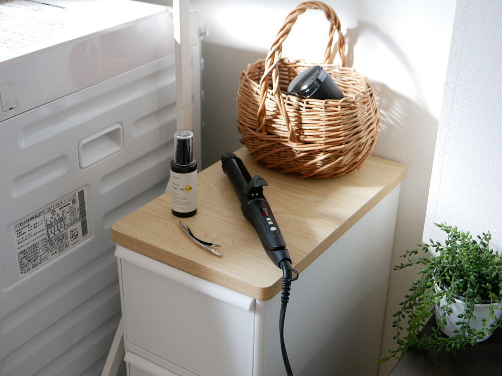 like-itの耐熱木天板付きスリムストレージストッカー。木製天板とポリプロピレン製の引き出しが並ぶコンパクトな収納家具