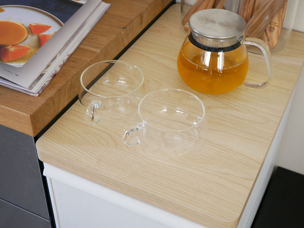 テーブルウェアやボウルを収納する木製天板付きスリムストレージストッカー