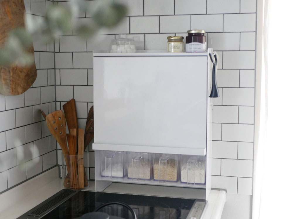 シルバー製の前面が開くタワータイプ調味料ラック、キッチン用棚として最適。