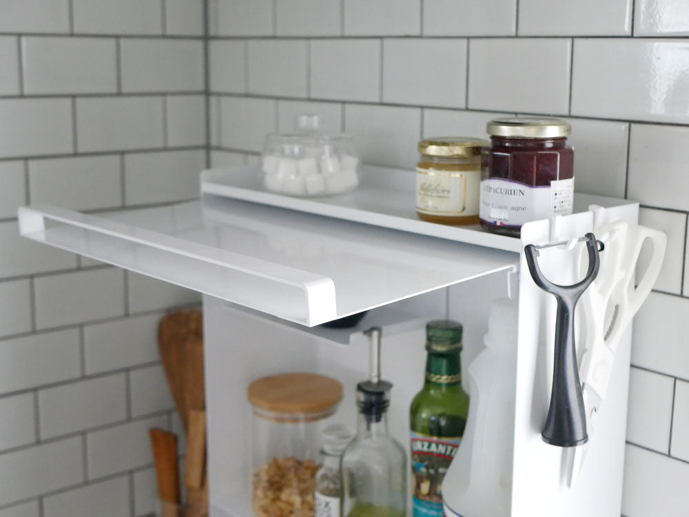 キッチンカウンターに設置されたタワー型前開き隠せる調味料ラック。スチール製で複数の収納棚が備わっています