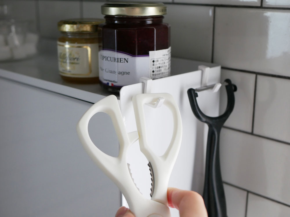 スチール製前開き調味料ラック「tower/タワー」にカトラリーや調理器具が整然と収納されている様子