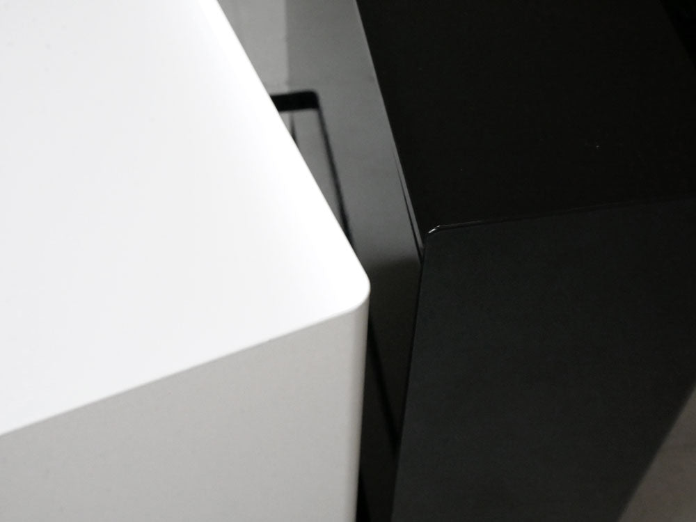 前面が開くスチール製タワー型調味料ラックで、キッチンのスパイスを整理し見た目をすっきり保ちます。