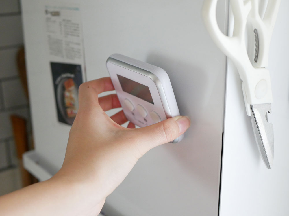 スチール製の前開き隠せる調味料ラック【tower/タワー】、高さ約49cmで各収納棚に調味料を整理可能