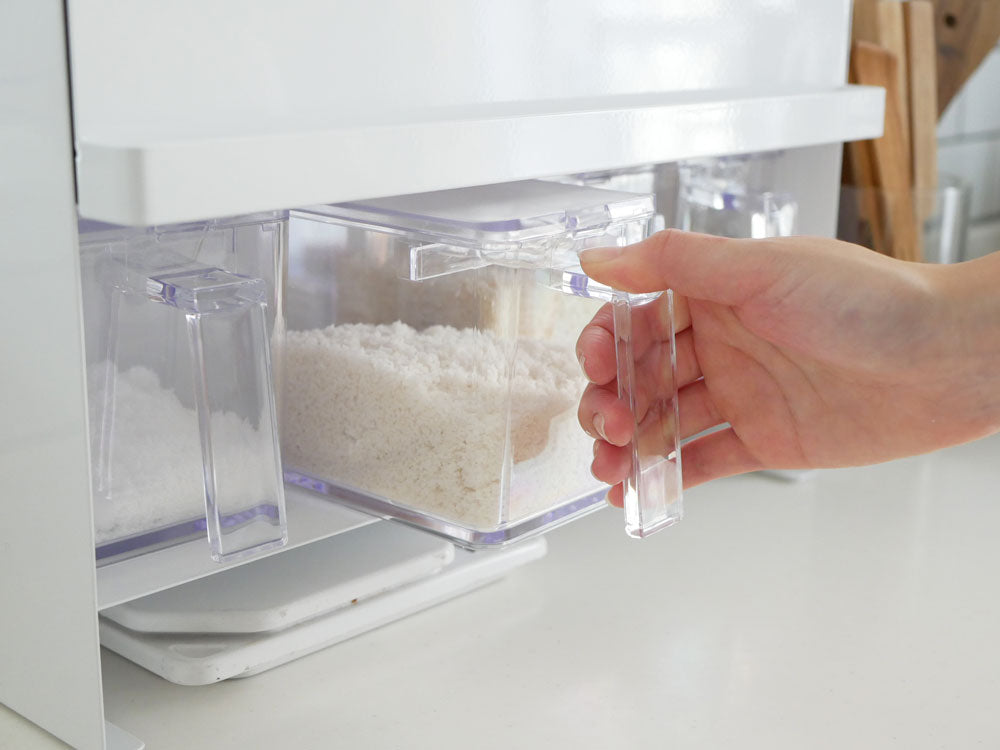 【tower/タワー】前開きタイプの調味料ラック。スチールとPOM樹脂製で、複数の棚を備えたキッチン用収納棚