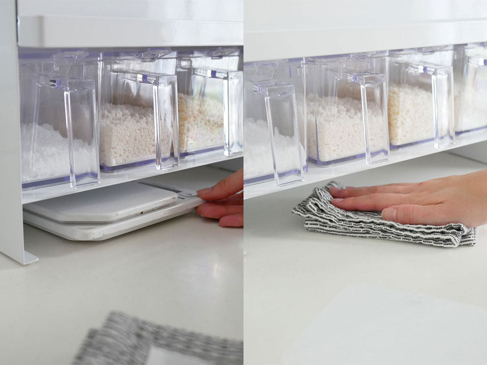 【tower】前開き調味料ラックのスチールシェルフにプラスチック製の食品保存容器が収納されている様子