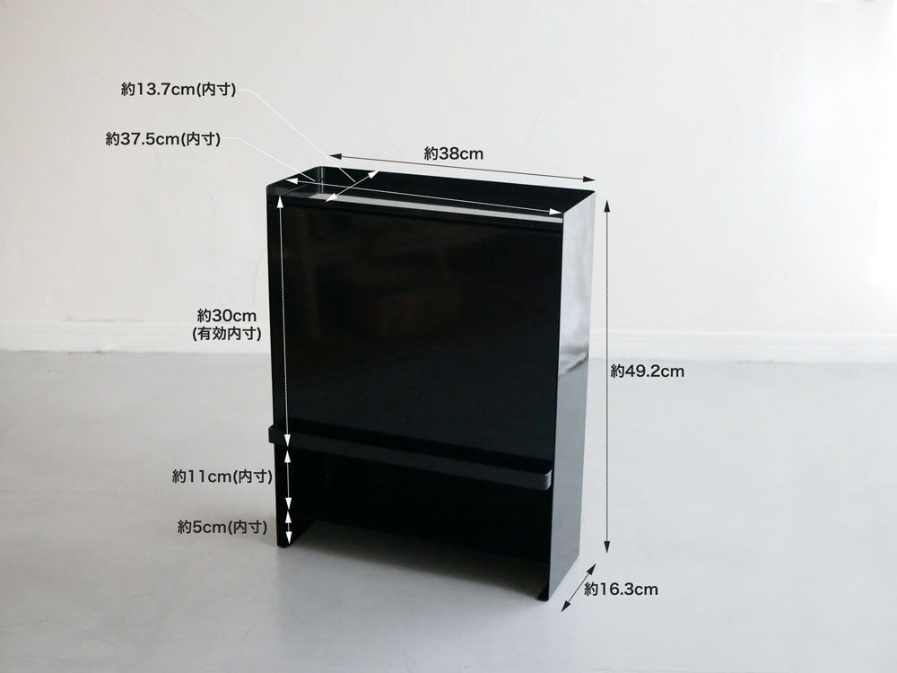 前面が開くスチールと合板製のタワー型調味料ラックで、複数の棚が配置されています