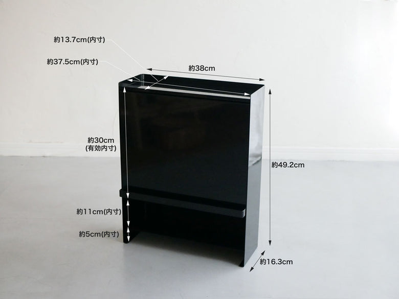 前面が開くスチールと合板製のタワー型調味料ラックで、複数の棚が配置されています