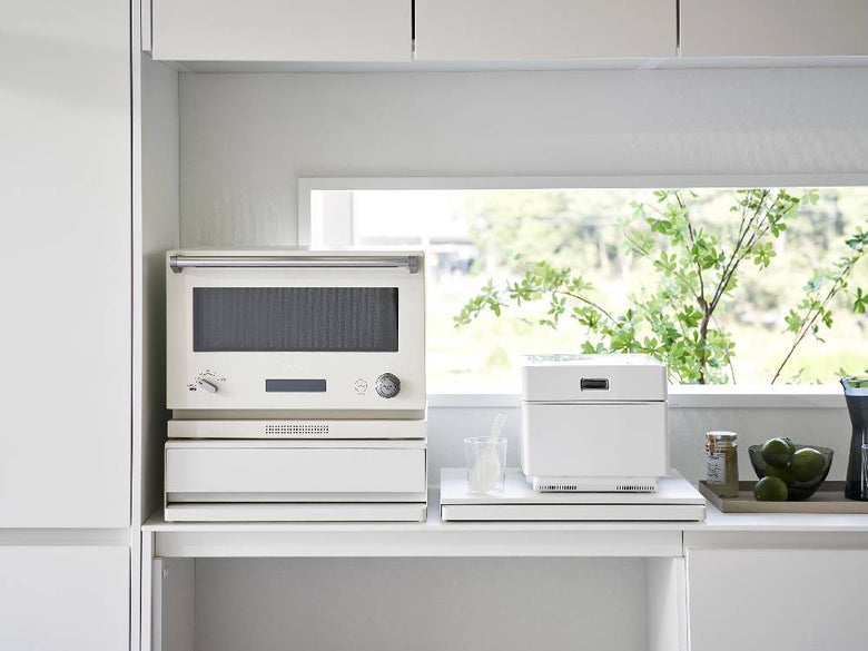 銀色のスチール製キッチン家電用下スライドテーブル。天板とスライド部分を備えた家庭用厨房家具