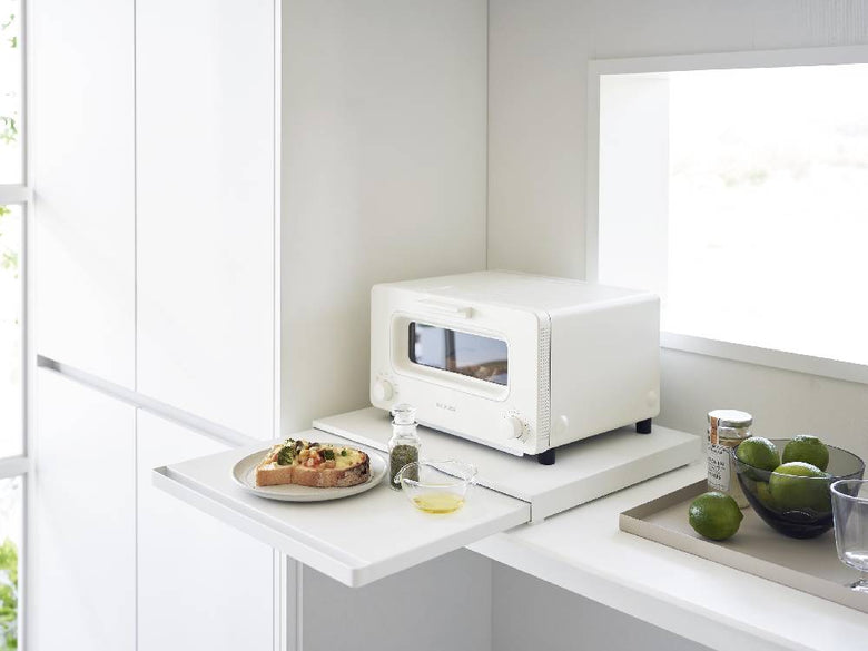 タワー型キッチン家電下スライドテーブルの外観、スチール製天板とスライド機能を備えたキッチン用家電