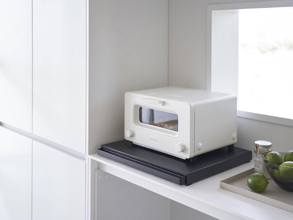 タワー型キッチン家電下に設置されたスチール製スライドテーブルの画像