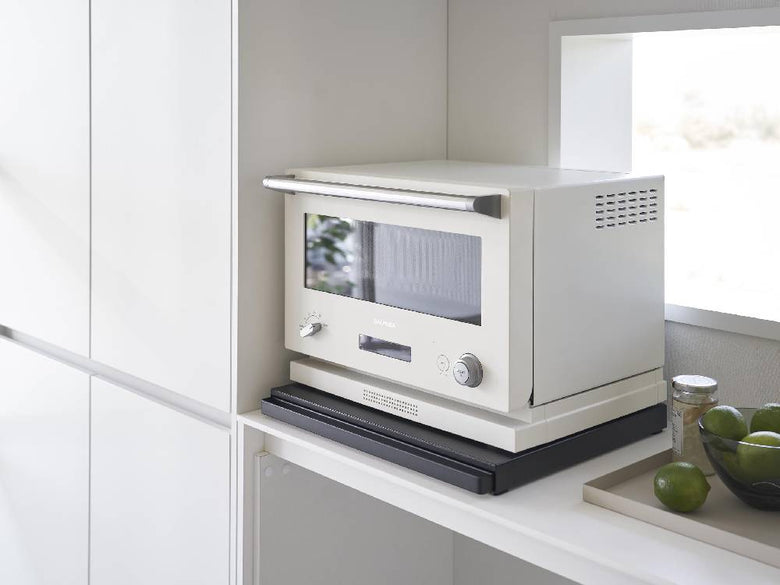 スチール製タワー型キッチン家電下にスライドテーブルが設置された収納棚