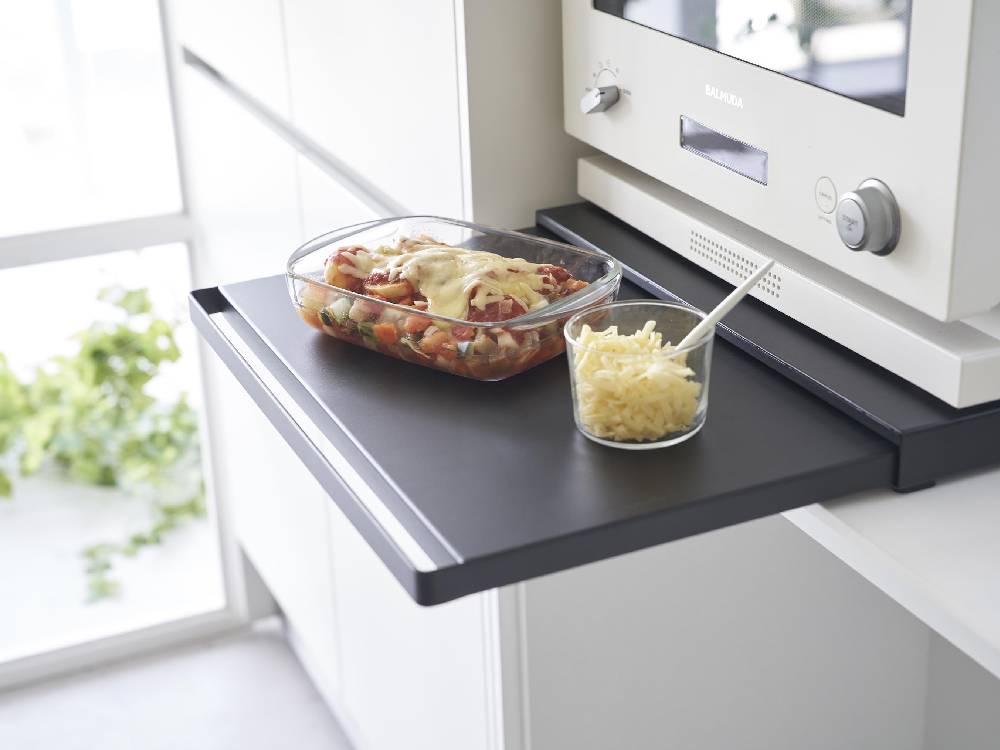 スチール製「tower/タワー」キッチン家電下スライドテーブルが収納されたモダンな台所カウンタートップ