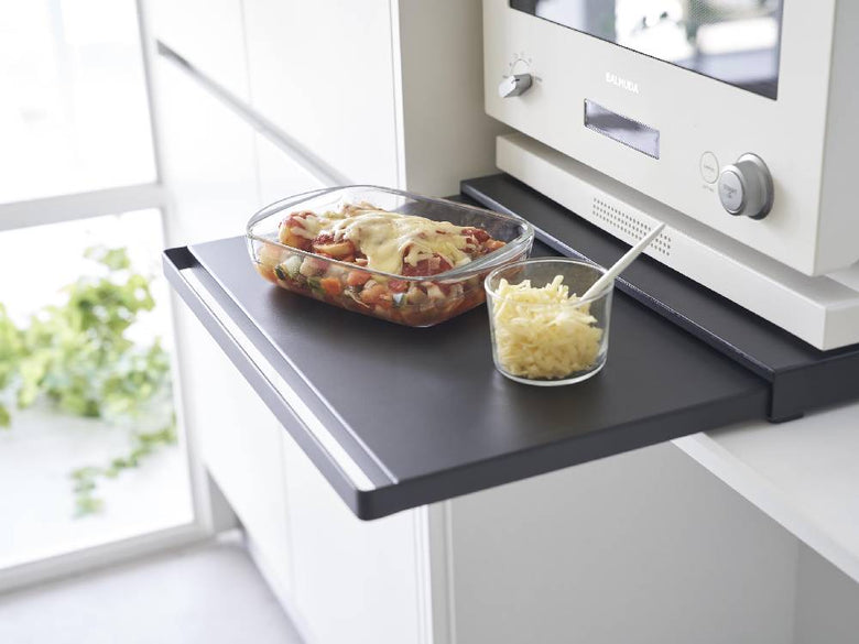 スチール製「tower/タワー」キッチン家電下スライドテーブルが収納されたモダンな台所カウンタートップ