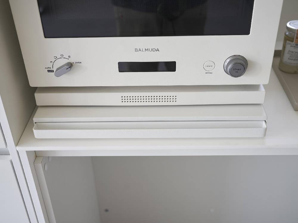 スチール製のタワー型キッチン家電下スライドテーブル、天板とスライド機能を備えたモダンなホームアプライアンス収納ユニット