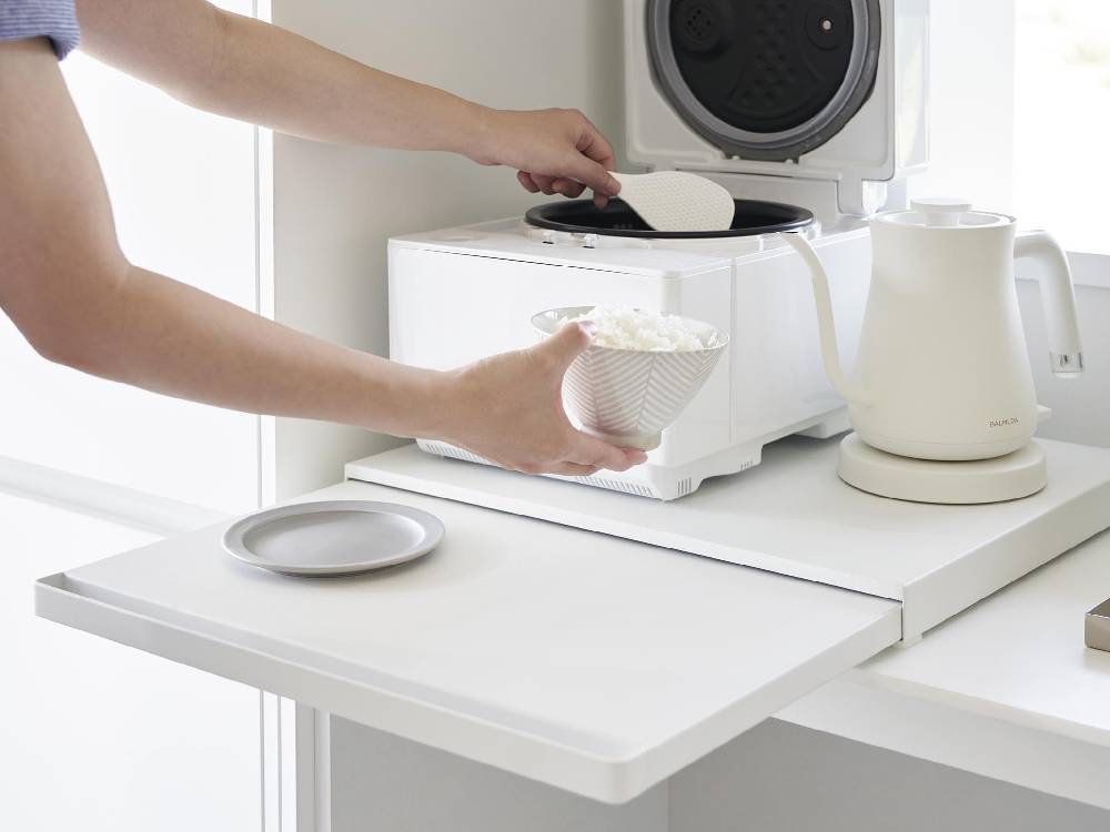 キッチンカウンター下に設置されたタワーシリーズのスチール製スライドテーブル