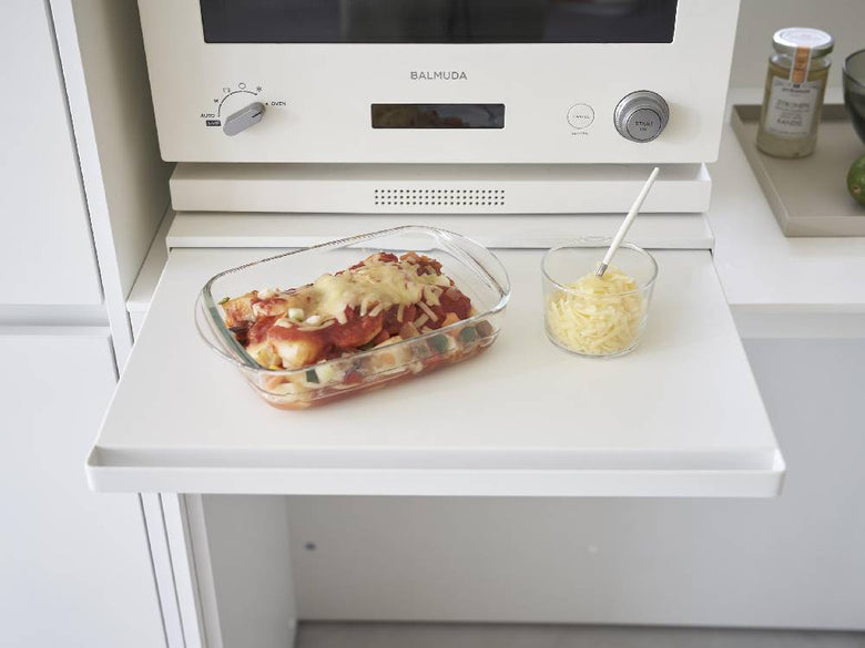 タワーブランドのスチール製キッチン家電下スライドテーブルが収納されたキッチンキャビネットの内部