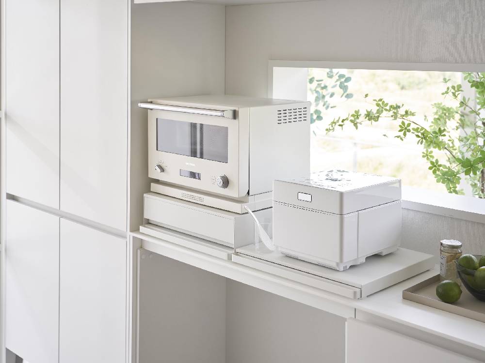 タワー【キッチン家電下スライドテーブル】が設置されたキッチンキャビネットの写真