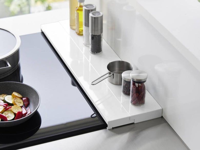 ビルトインガスコンロの上に取り付けられたスチール製の奥行伸縮排気口カバー