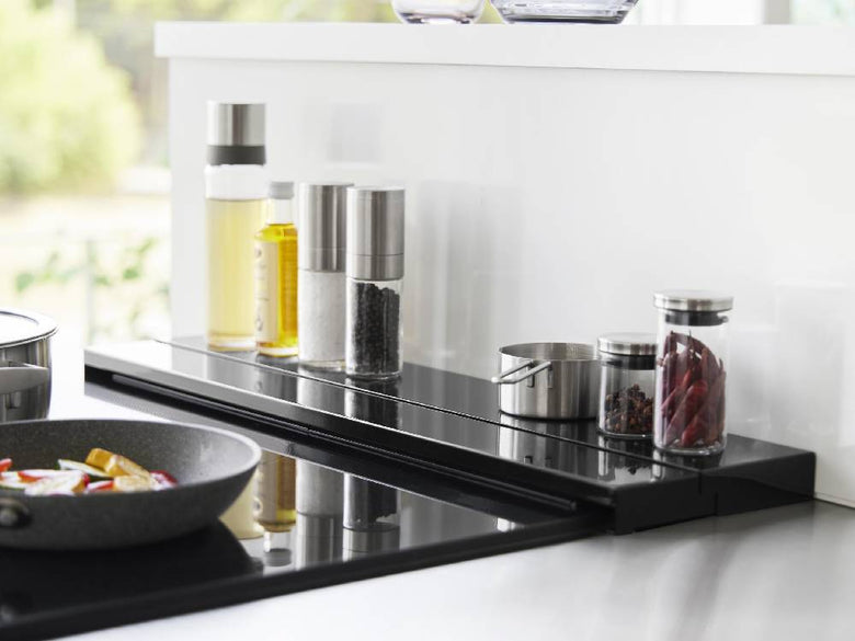 キッチンのコンロ上に取り付けられたタワー製スチール製奥行伸縮排気口カバー