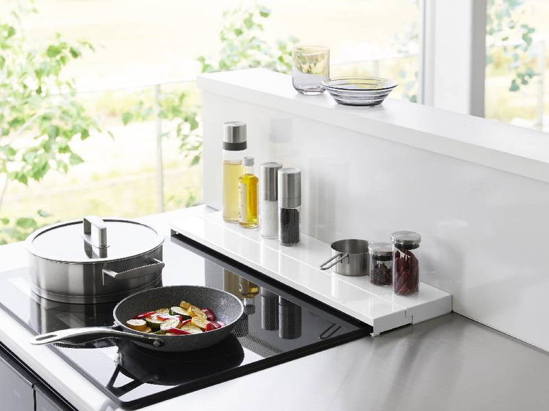 キッチンカウンターに取り付けられた『tower/タワー』60cmコンロ用奥行伸縮排気口カバー