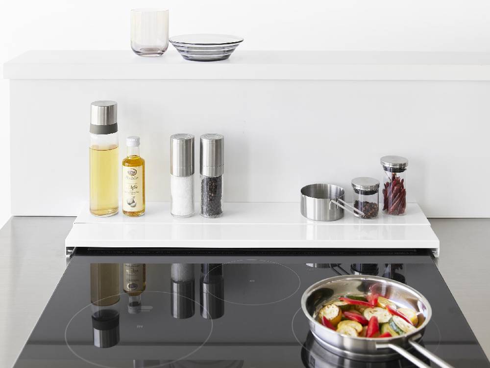 タワーの奥行伸縮排気口カバー60cmを装着したガスコンロとキッチンの調理スペース