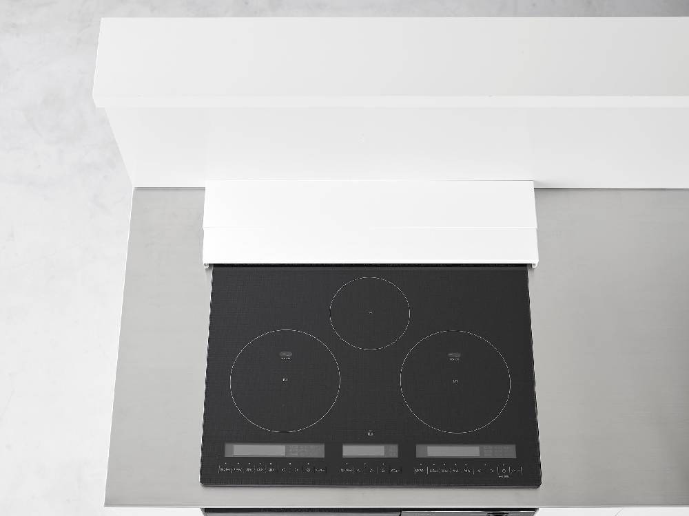 キッチンコンロ上に設置された60cm用スチール製奥行伸縮排気口カバー『tower/タワー』の写真