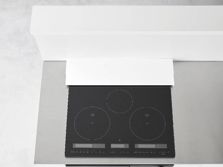 キッチンコンロ上に設置された60cm用スチール製奥行伸縮排気口カバー『tower/タワー』の写真