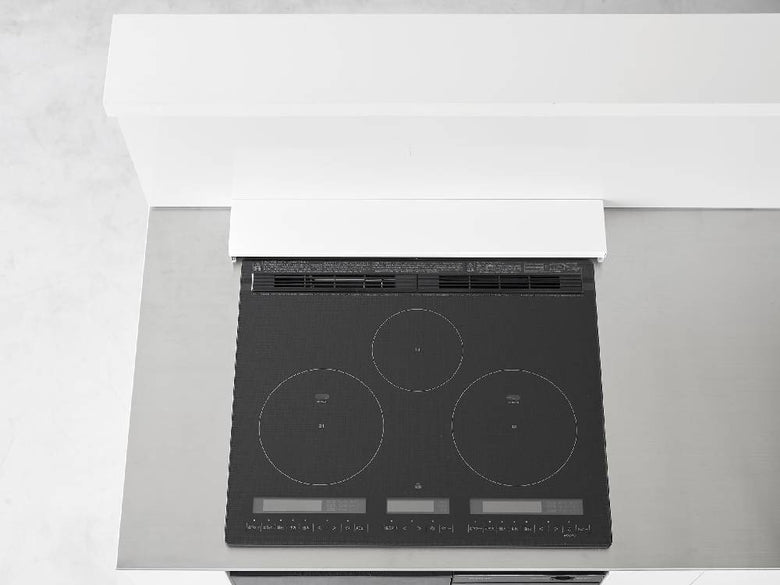 タワー製60cm奥行伸縮排気口カバーがビルトインガスコンロの上に取り付けられているキッチンの様子