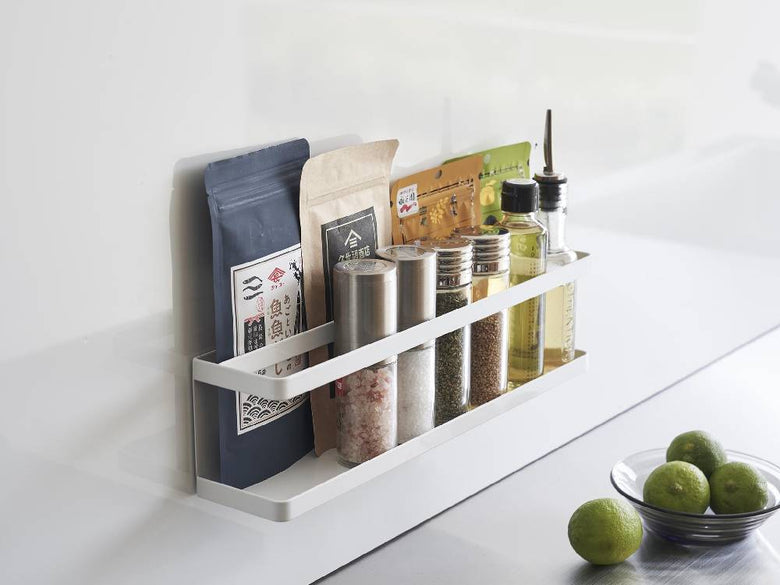 マグネット式冷蔵庫横サプリ＆調味料ラックに調理器具やスパイスが整然と配置されたキッチン棚