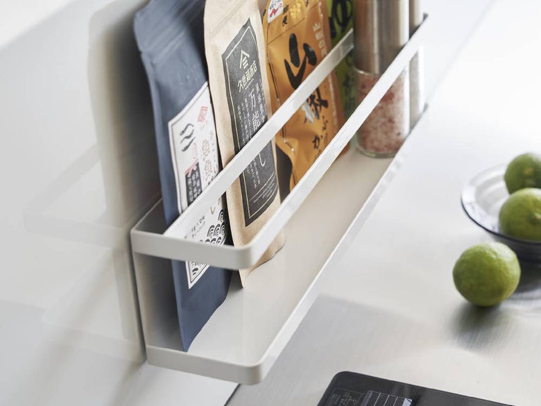 キッチンの棚に置かれたタワー型マグネット冷蔵庫横サプリ＆調味料ラック