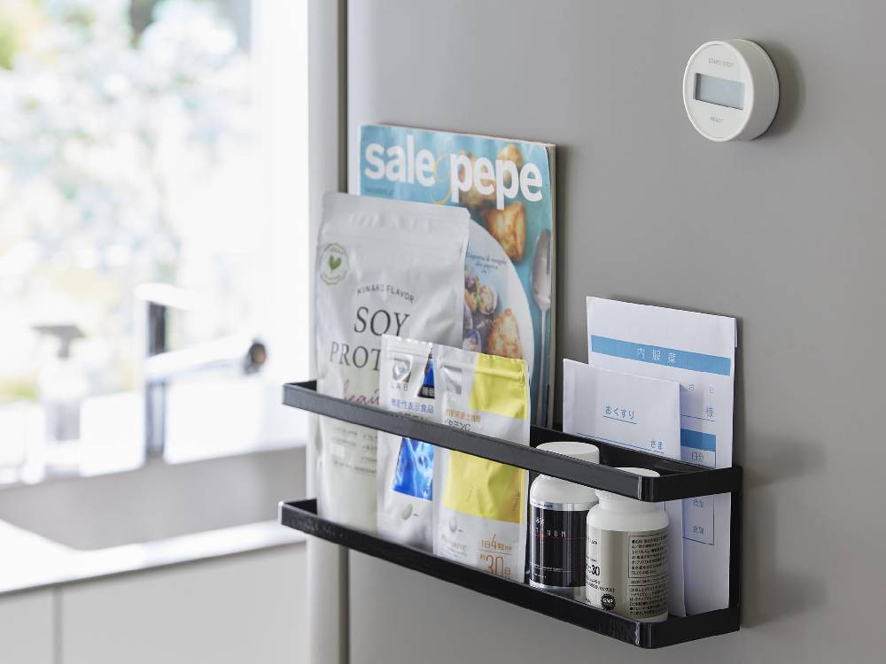 「タワー型マグネット冷蔵庫横サプリ＆調味料ラックがスチール製棚に設置され、調味料やサプリを収納している様子」