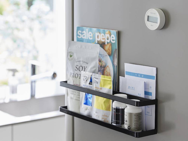 「タワー型マグネット冷蔵庫横サプリ＆調味料ラックがスチール製棚に設置され、調味料やサプリを収納している様子」