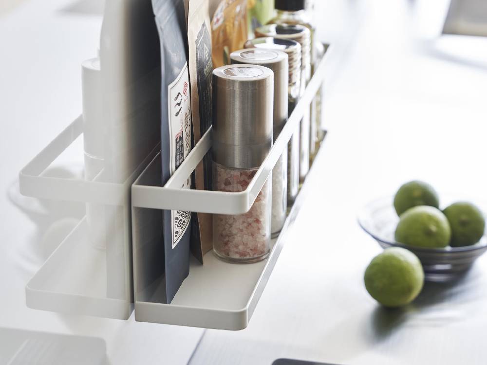 【tower/タワー】マグネット冷蔵庫横サプリ&調味料ラックがキッチンの棚に設置され、スチール製の調理器具や食器が整理されている様子