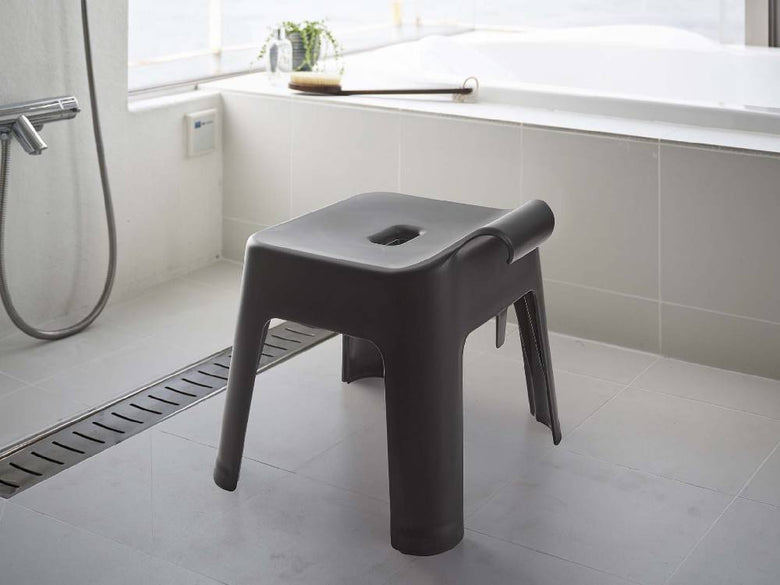 タワー引っ掛け風呂イス SH30が木製床の浴室に取り付けられている様子。プラスチック製で耐荷重100kgの浴室用風呂イス