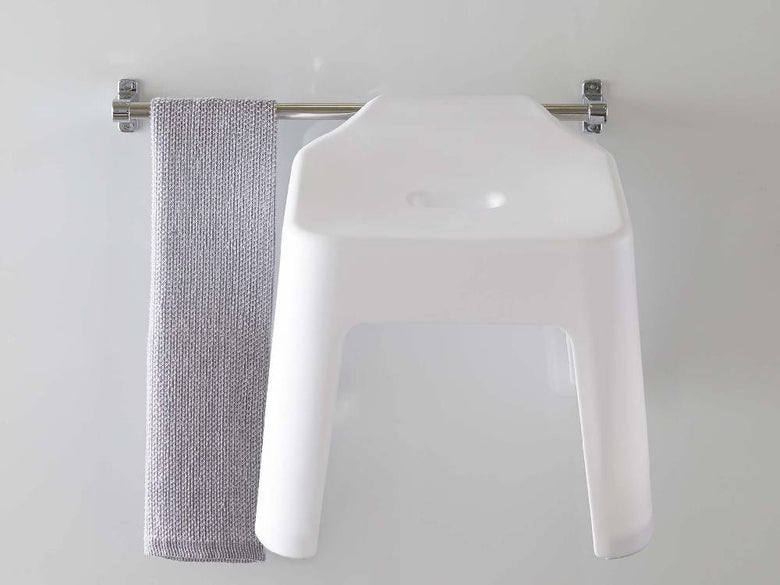 ポリプロピレン製の銀色引っ掛け風呂イス SH30が浴室の配管器具に取り付けられている様子