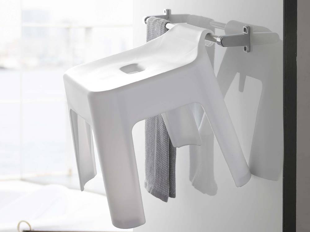 バスルームに設置されたシルバーのプラスチック製シンクとアルミニウム製蛇口