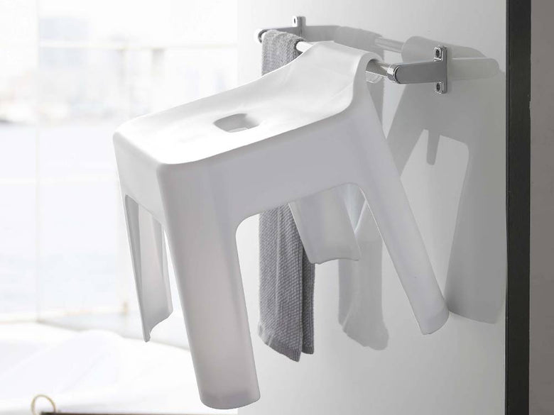 バスルームに設置されたシルバーのプラスチック製シンクとアルミニウム製蛇口