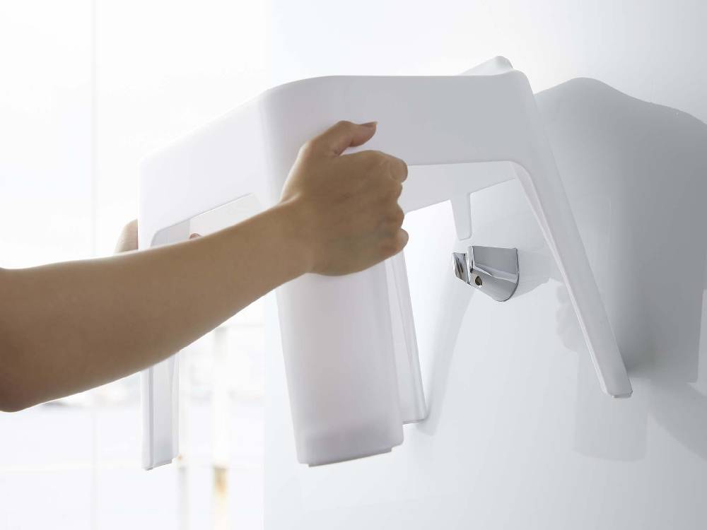 ポリプロピレン製のタワー引っ掛け風呂イス SH30がバスルームに設置されており、耐荷重100kgの安全設計で滑り止めが付いている