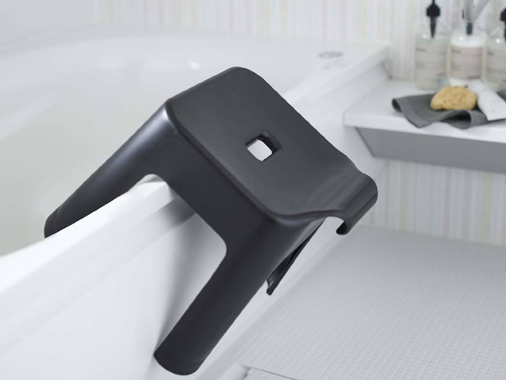 【tower/タワー】引っ掛け風呂イス SH30がバスルームに取り付けられている様子